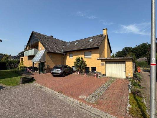 Hausansicht und Garage