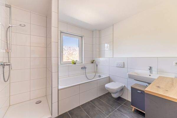 Badezimmer mit Dusche und Badewanne