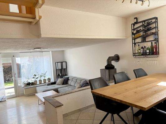 mit erhöhtem Essbereich