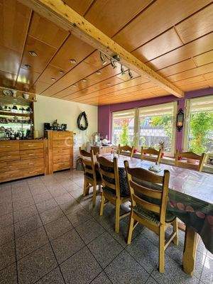 Großes Wohnzimmer mit viel Tageslicht