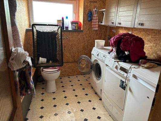 KG: Waschküche mit Toilette
