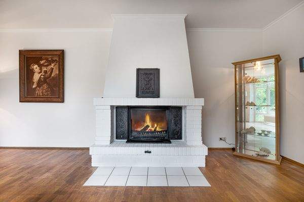 sowie einem wertvollen Jøtul-Kamin