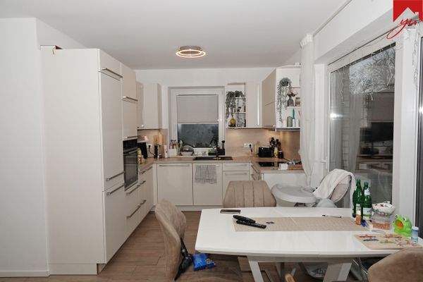 offene Küche mit Wohn- und Essbereich 