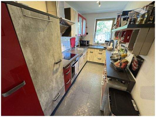 Gut nutzbarer und heller Küchenbereich