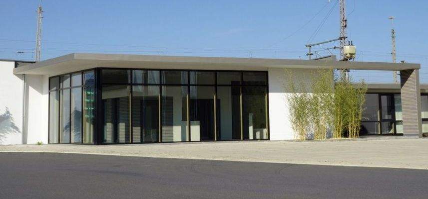 Eingang mit Glasfassade 