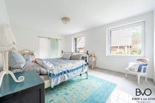 Komfortable Schlafsuite mit integrierter Ankleide und Grünblick