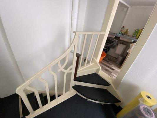 Aufgang Galerie Eckgeschäft  