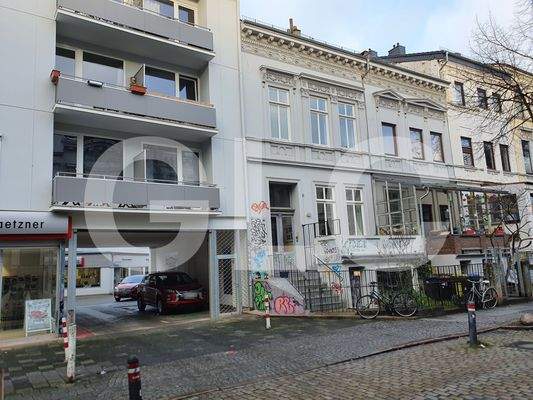  Torausfahrt mit Bestandsgebäude (vom Hof)