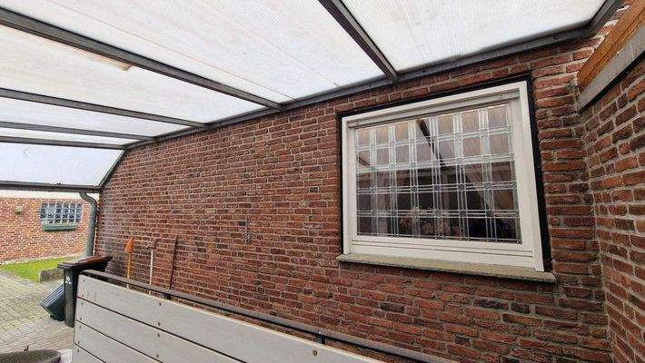 überdachter Kelleraußeneingang