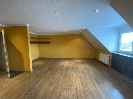 Großes Zimmer im DG mit Zugang zum Spitzboden