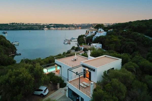 Ausgezeichnete Lage direkt am Meer und Pool für diese kürzlich renovierte, hochwertige Villa auf Menorca