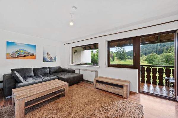 EG | Wohnzimmer mit Zugang zum Balkon