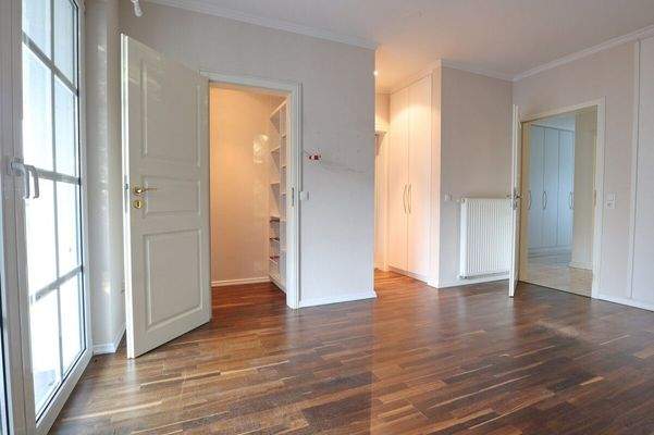 Schlafzimmer mit begehbaren Kleiderschrank