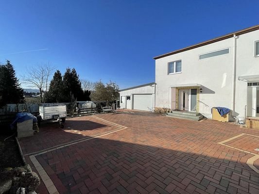 Hauseingang und Garage