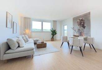 Geräumiges Wohnzimmer mit Zugang auf den Südwest-Balkon