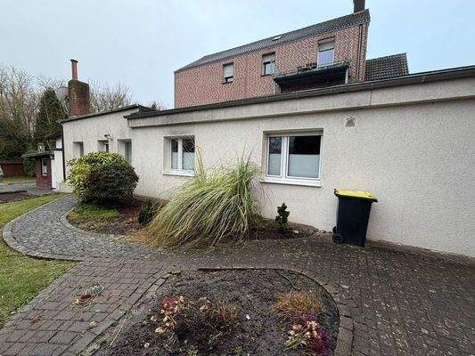 EFH seitlich angebaut