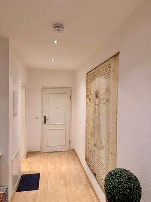 Heller Wohnungsflur mit modernen Deckenspots