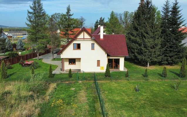 Jawor-dom-z-pieknym-ogrodem-sw