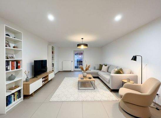 OG geräumiges Wohnzimmer mit Einrichtungsbeispiel