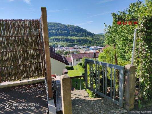 Treppenaufgang zum PKW Stellplatz 