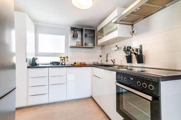 Küche mit Einbauküche