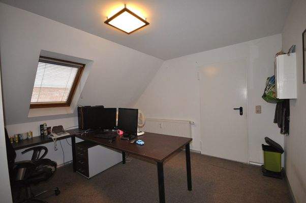 38 Abstellen und Zugang zum Spitzboden.JPG