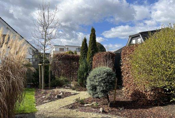 Immergrüne und wiederkehrende Bepflanzung