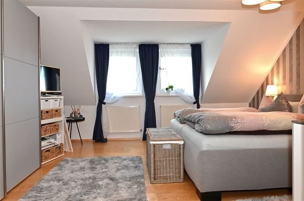 Schlafzimmer 1