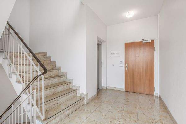 Zugang zur Büro- oder Praxisfläche im 2. Obergeschoss