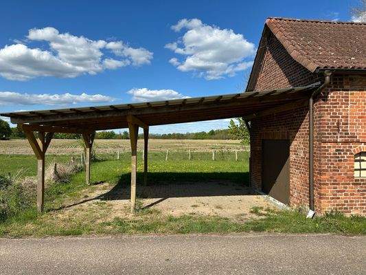 Nebengebäude mit Stellplatz