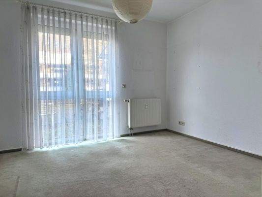 eines der schönen Zimmer mit bodentiefem Fenster