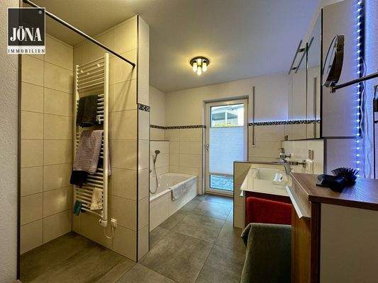 Badezimmer Hauptwohnung 