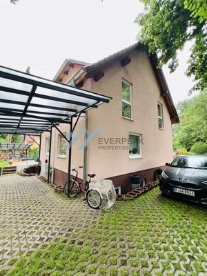 Stellplätze vor dem Haus