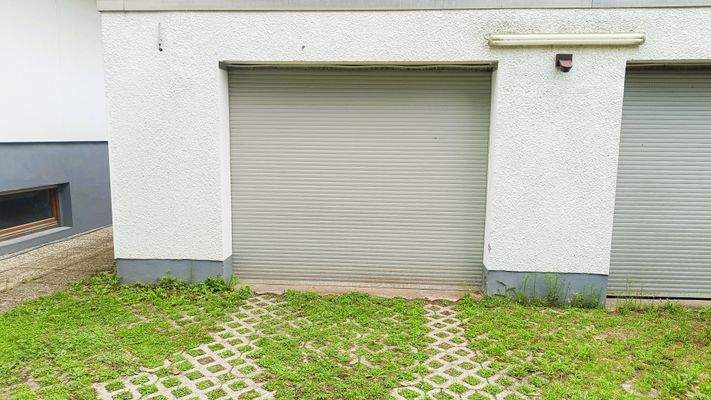 Einzelgarage mit elektr. Rolltor