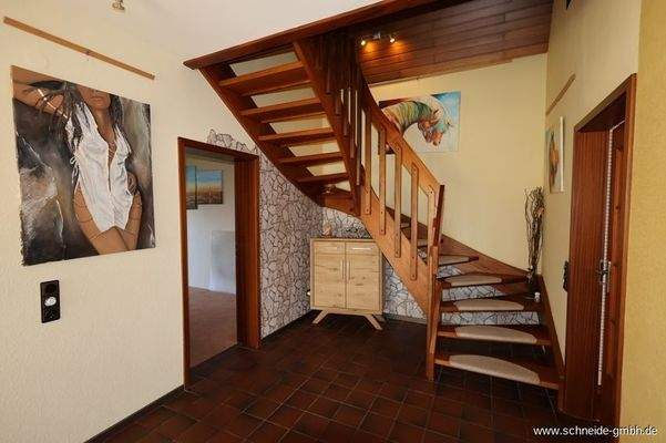 Holztreppe ins Obergeschoss