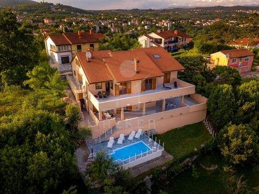 Elegante Terrasse mit allem Komfort