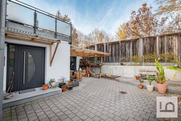 Hof mit Carport und Garage