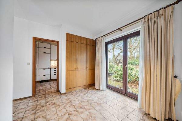 Lichtdurchfluteter Essbereich mit Blick in die Küche