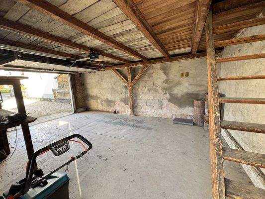 breite Garage mit Treppe ins Dach (Stauraum)