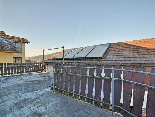 Über das Treppenhaus erreichen Sie den großen Balkon