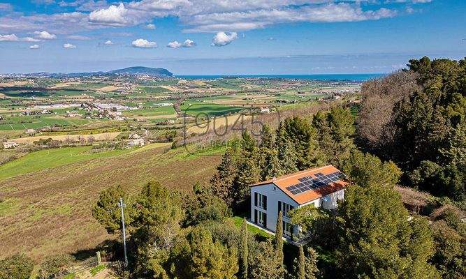 Zeitgemäße Landvilla in nachhaltiger Holzbauweise mit Panoramablick bei Potenza Picena