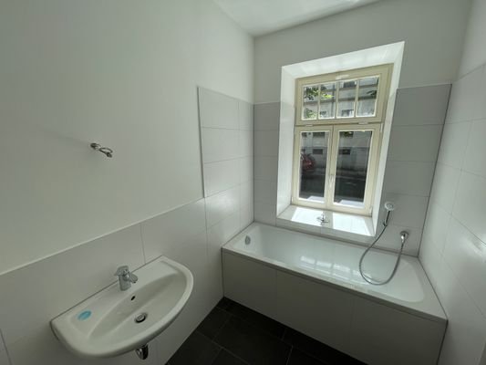 Bad mit Fenster.JPG