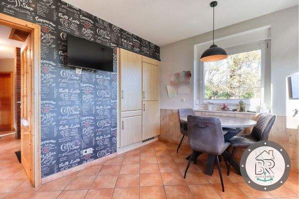 Einladender Essplatz mit stilvollem Wanddesign