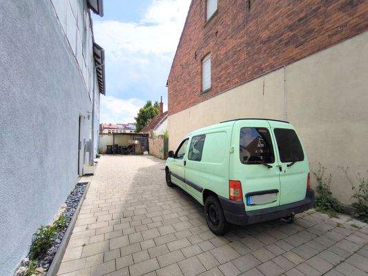 2 Parkplätze hintereinander