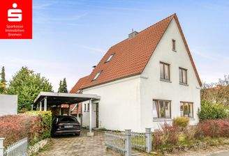 Frontansicht mit Carport