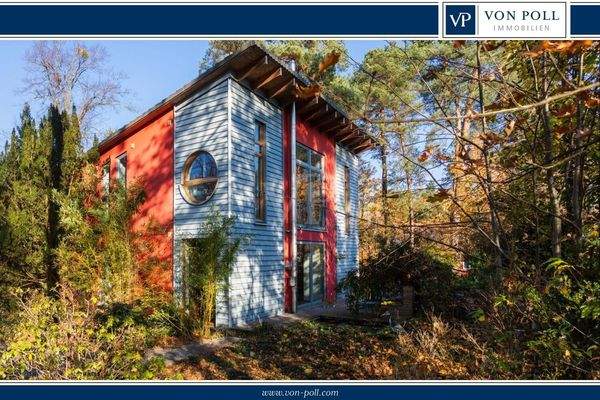 Hausansicht mit altem Baumbestand