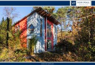 Hausansicht mit altem Baumbestand