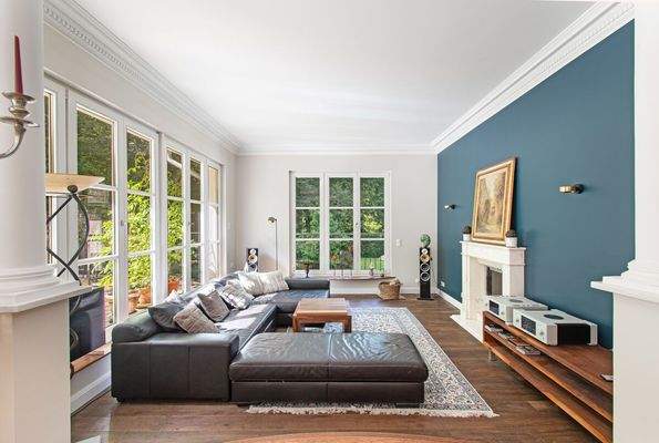 Elegantes Wohnzimmer mit offener und heller Raumwi