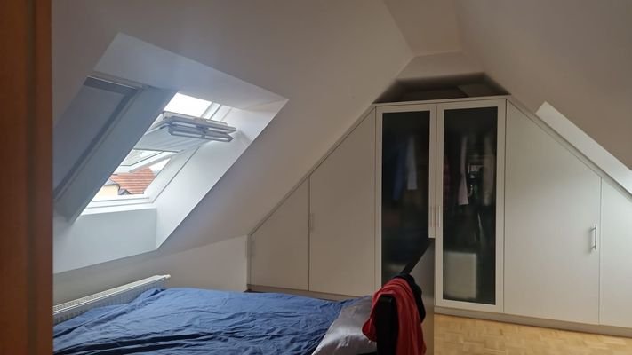 Zimmer 2 mit Schrank.jpg