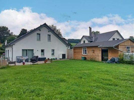 Rückansicht vom Haus mit Carport und Gerätehaus